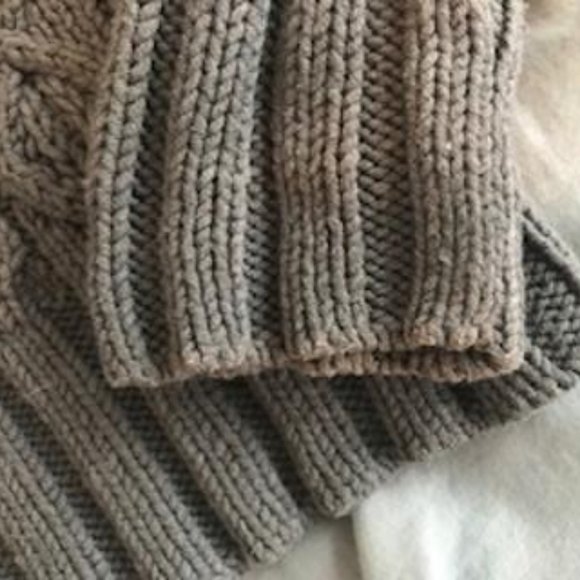 EUC Gap Cable Knit V-neck Sweater with Sailor Collar - Picture 3 of 3